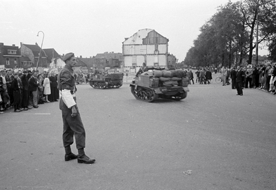 853194 Afbeelding van de doortocht van de geallieerden, op de Catharijnesingel te Utrecht; links de ingang van de ...